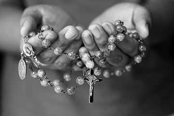 hands holding rosary